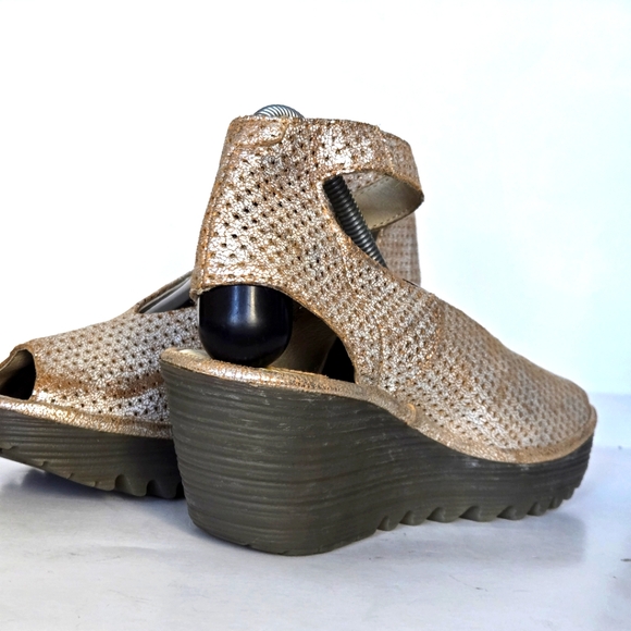 Fly London Yala pearl perforated open toe light-colored wedge heel-EUC size 8 - Picture 4 of 8